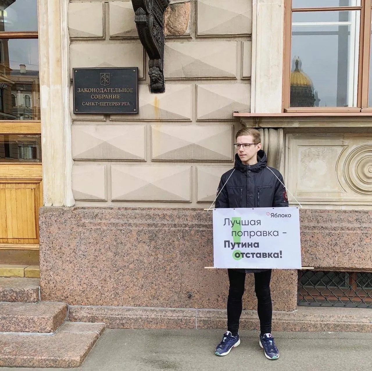 Журналист объявлен в федеральный розыск; точную уголовную статью пока не называют. Ранее против него выписали несколько административных штрафов и внесли в реестр «иностранных агентов».