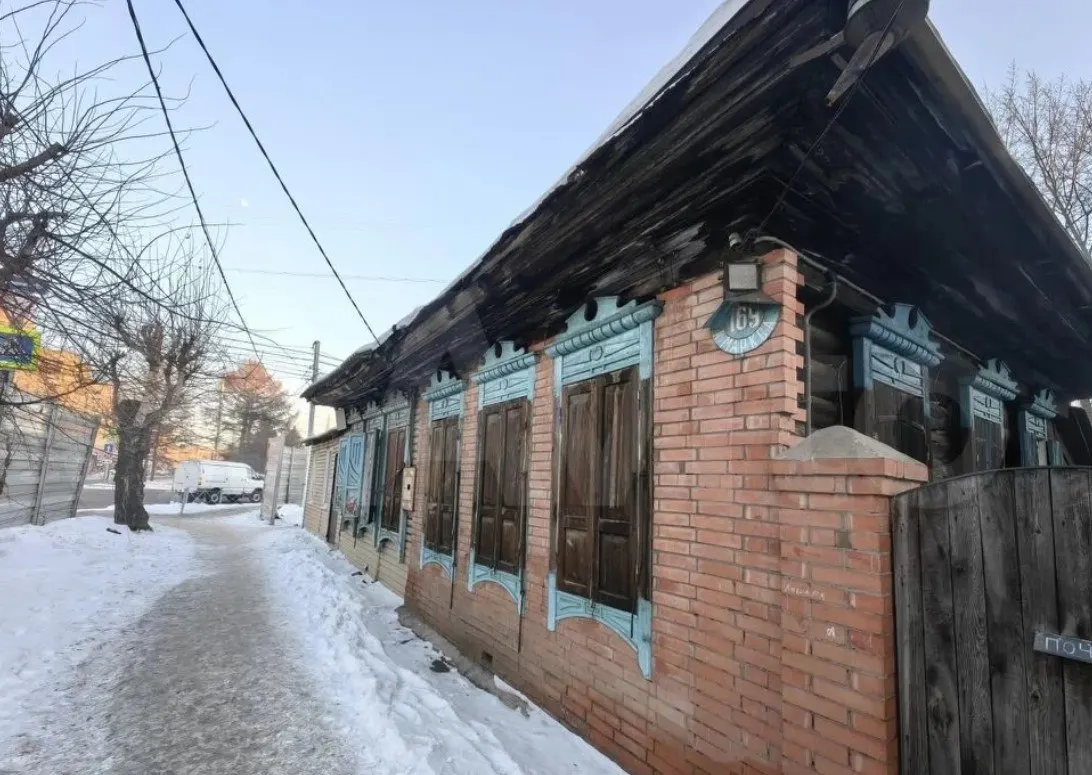 На Карла Маркса, 169 продают долю одноэтажного деревянного дома площадью 28,5 м² и часть участка почти 300 м² — без канализации и с уличным туалетом.