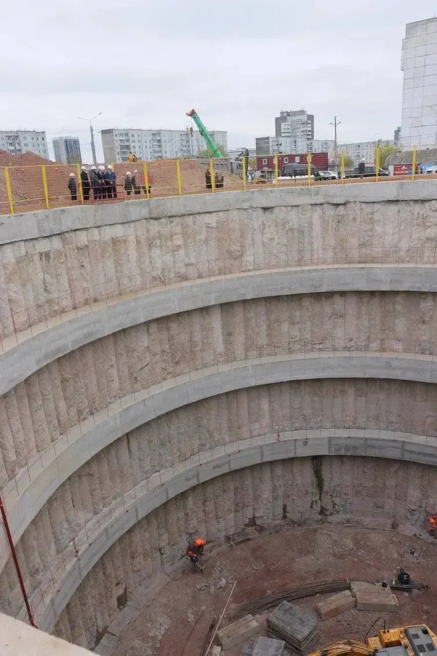 Тоннелепроходческий комплекс «Евгения», роющий участок от улицы Высотной, с наступлением лета должен выйти к котловану будущей станции «Улица Копылова». По документам работы запланированы на 2025–2026 годы, но сроки могли сместиться.