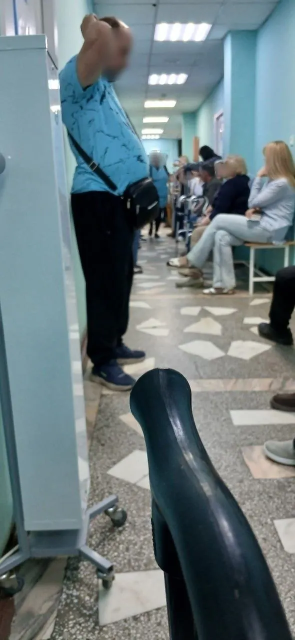 Пациенты с 8:00 ждали приёма — около 50 человек, а работал лишь один врач. В краевом минздраве пояснили, что часть персонала была в отпуске и на больничном; к середине утра на приём перевели ещё одного специалиста.