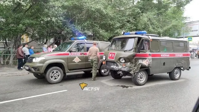 На пересечении Каменской и Гоголя в Новосибирске столкнулись УАЗ военной полиции и легковой автомобиль. Предварительно пострадали двое, движение затруднено.
