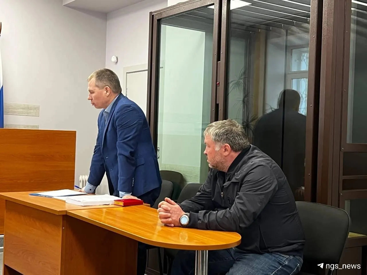 В зал доставили обвиняемого Рината Ганеева; ранее по делу проходили другие фигуранты и были проверки лидеров ОПГ «Труновские». Сегодня также ожидают привоза Александра Трунова для продления меры пресечения.