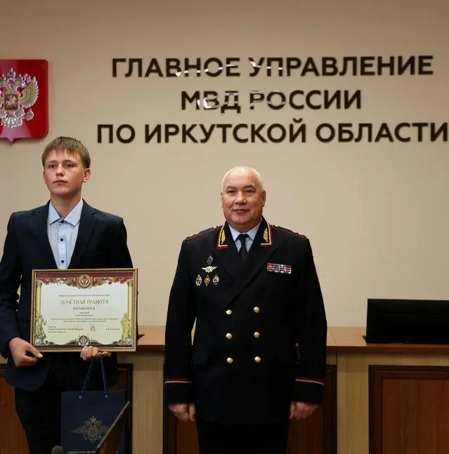 17‑летний Семён по смс‑уведомлениям отследил покупки с карты пенсионерки, застал подозреваемого в супермаркете и сопроводил его в полицию. Мужчине предъявлено обвинение в краже.