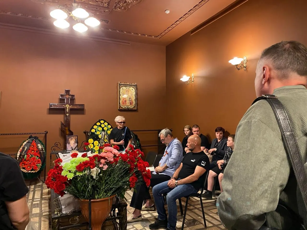Музыканта похоронили в Барнауле. Родные, друзья и коллеги провели его в последний путь, вспоминая как рокера с детской непосредственностью.