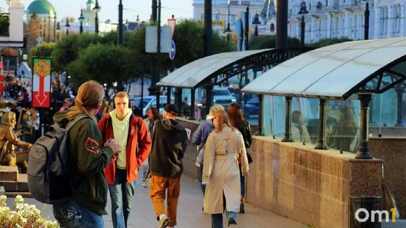 По производственному календарю при пятидневной рабочей неделе россияне будут отдыхать с 12 по 14 июня из‑за совпадения Дня России с пятницей; 11 июня рабочий день сократят на час.