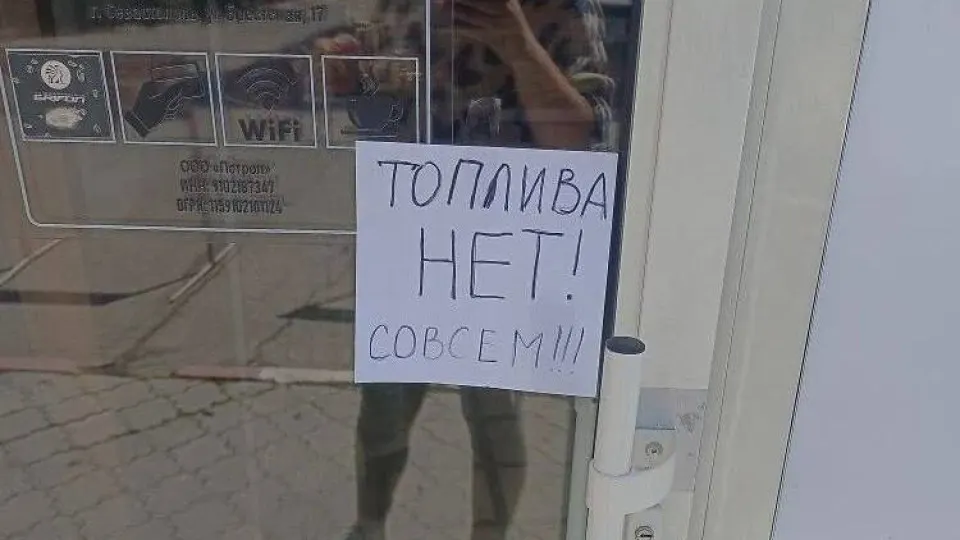 В аннексированном Крыму с 31 мая устанавливают талоны на бензин АИ‑95 и ограничивают розничную продажу АИ‑92 — меры объясняют перебоями с поставками и остановками НПЗ.