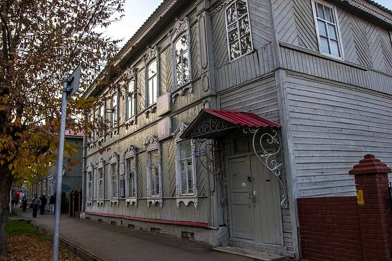 За несколько дней в Уфе фактически уничтожили два дома конца XIX века, признанные объектами культурного наследия; владельцы называют работы реставрацией, горожане и градозащитники — демонтажом.