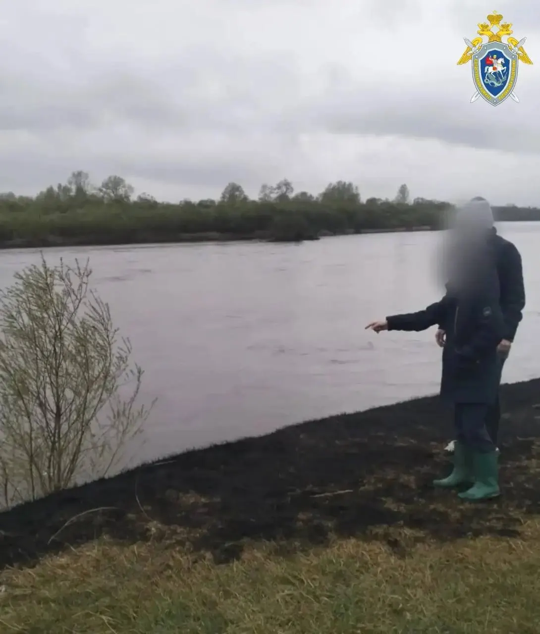 В кооперативе «Сосна» в Ленинском районе Иркутска 10‑летний ребёнок упал в реку, пытаясь сделать фото. Полиция, спасатели и волонтёры продолжают поиски; следователи возбудили дело о причинении смерти по неосторожности.