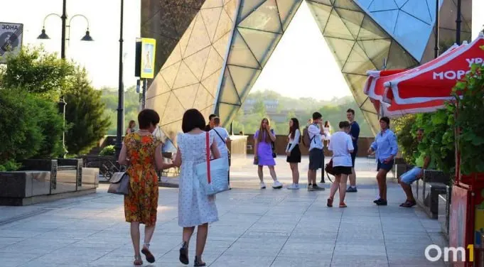 Синоптики прогнозируют до +30 °C в будние дни, сохранятся небольшие кратковременные дожди; в выходные похолодает до примерно +23 °C.