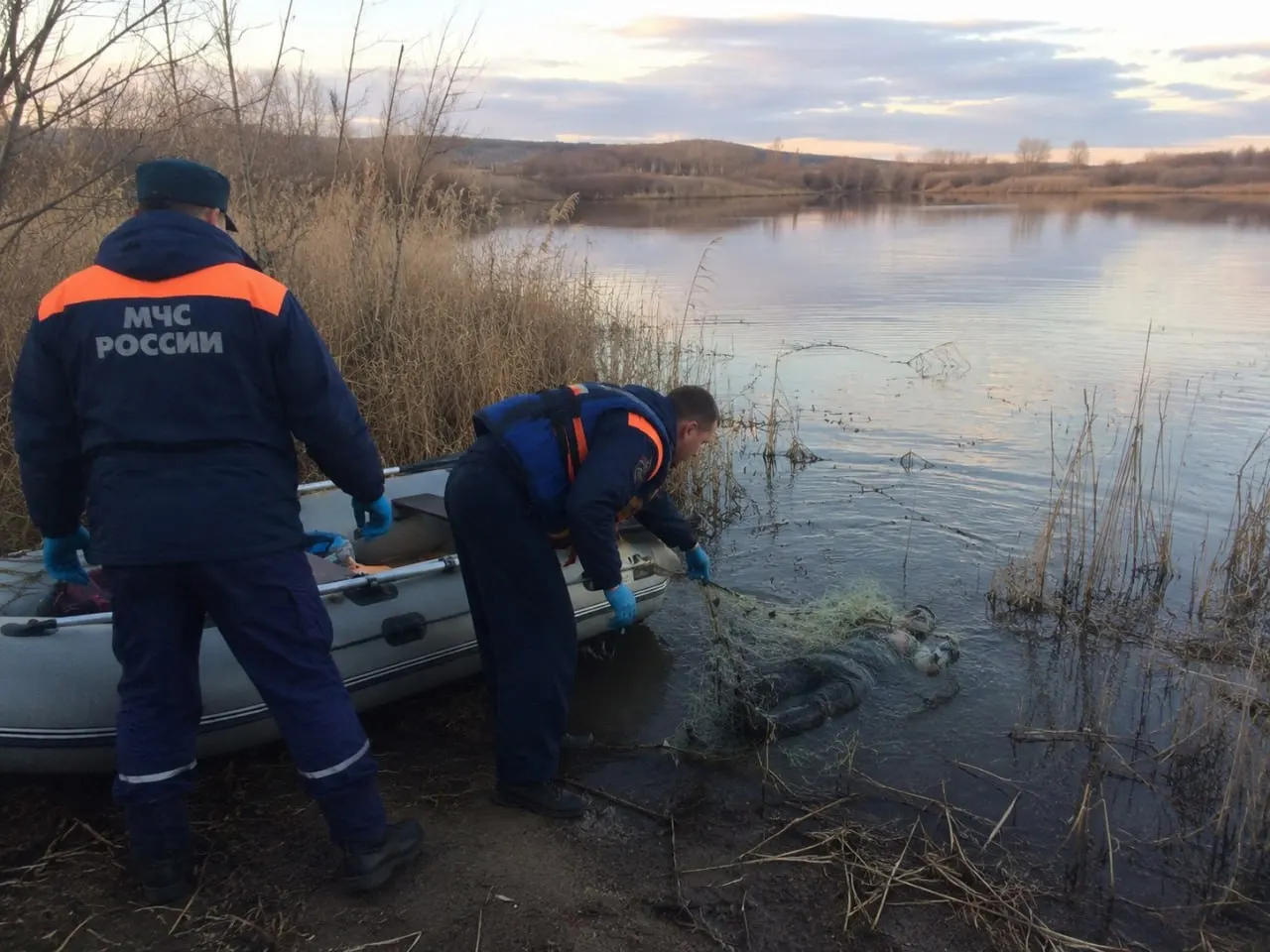 Вблизи села Бурсоль на водоёме 10-й Лог мужчина запутался в рыболовных сетях и утонул. В регионе уточняют обстоятельства происшествия.