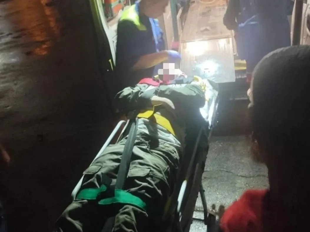 В Дзержинском районе Новосибирска нашли пьяного мужчину, упавшего в овраг глубиной около трёх метров. Спасатели вытащили его и передали медикам.