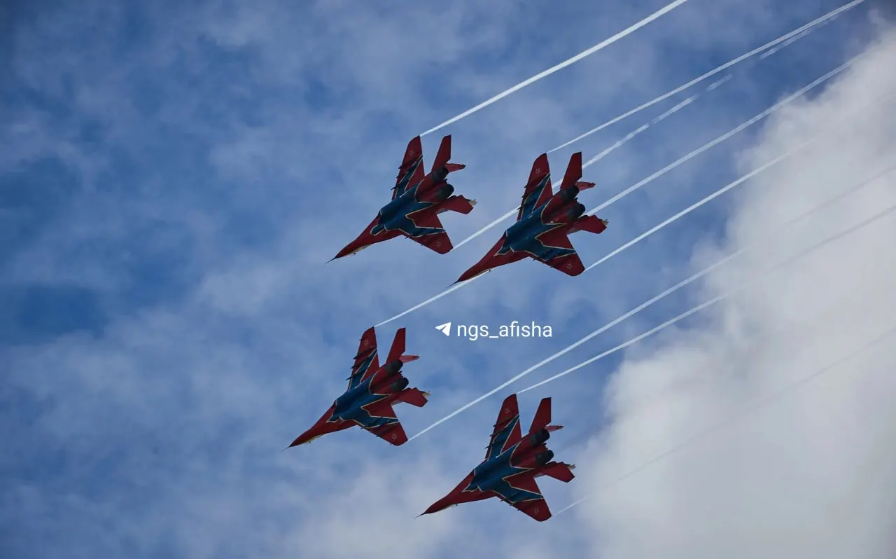 Авиашоу на аэродроме в Мочище пройдёт 1–2 августа: стандартные билеты от 500 ₽, премиум — 10 000 ₽; дети до 12 лет проходят бесплатно в сопровождении взрослых.