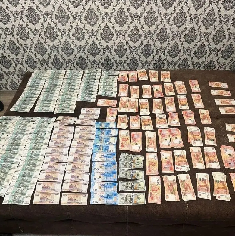 Полицейские задержали 40-летнего мужчину после сбыта двух граммов марихуаны; при обыске обнаружили более 500 г наркотиков, свыше 2,5 млн рублей и упаковочные материалы.