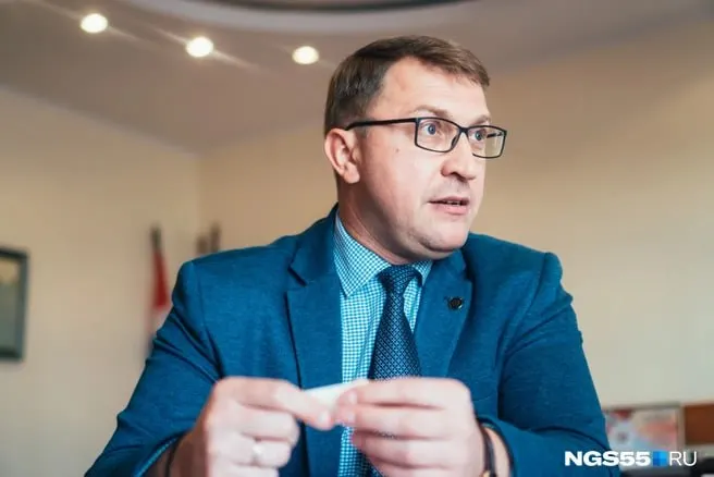 Ректор ОмГУ Иван Кротт в 2025 году в среднем получал 494,6 тыс. руб. в месяц. Зарплаты заместителей и главбуха варьировались от 25,5 до 378 тыс. руб.