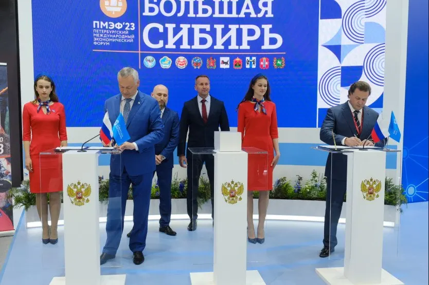 В резиденте промышленно-логистического парка под Новосибирском появилось объявление о продаже недостроенного здания и участка площадью около 23,8 га. В Корпорации развития региона заявили, что лот выставлен в рамках поиска альтернативного финансирования, строительство объекта при этом продолжается.