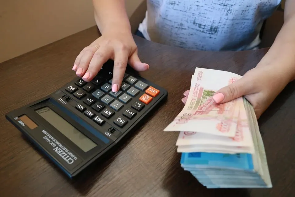 В Алтайском крае главного специалиста финансового комитета признали виновной в подделке реестров зарплат и переводе средств бюджета на личные счета; ей назначен условный срок после частичного возмещения ущерба.