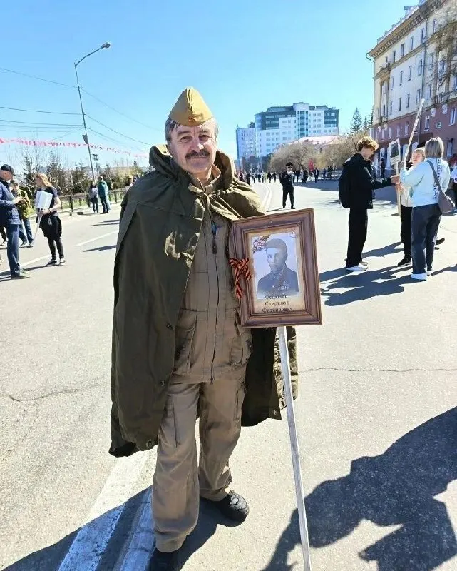 Максим Иванович участвует в шествии с 2018 года: он несёт единственный в семье портрет деда, призванного в 1941 году и погибшего в 1942-м в районе Ржева; его сёстры принесли портрет их отца, призванного из Иркутска.