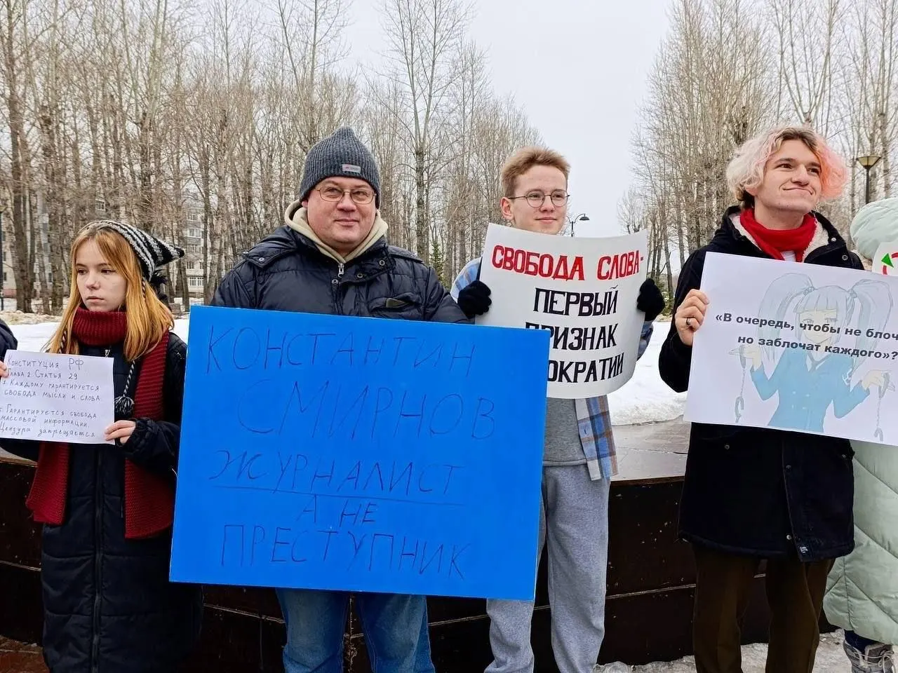 Конституционный суд не стал пересматривать дело Руслана Зинатуллина, оштрафованного на 250 тысяч рублей после согласованной акции в защиту свободы слова — поводом стал плакат, который полиция сочла несоответствующим теме пикета.