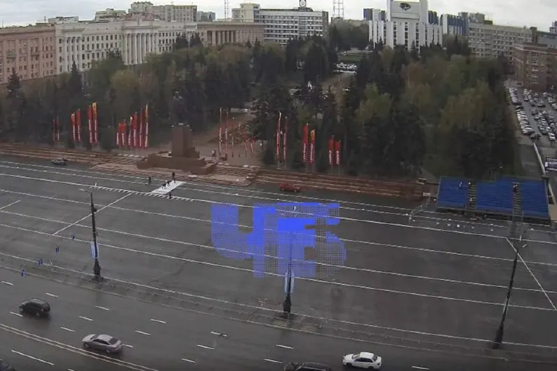 В Челябинске устанавливают трибуны и флаги к 9 мая; власти обещают завершить подготовку к генеральной репетиции 7 мая, несмотря на предупреждения о дронах и перебои со связью.