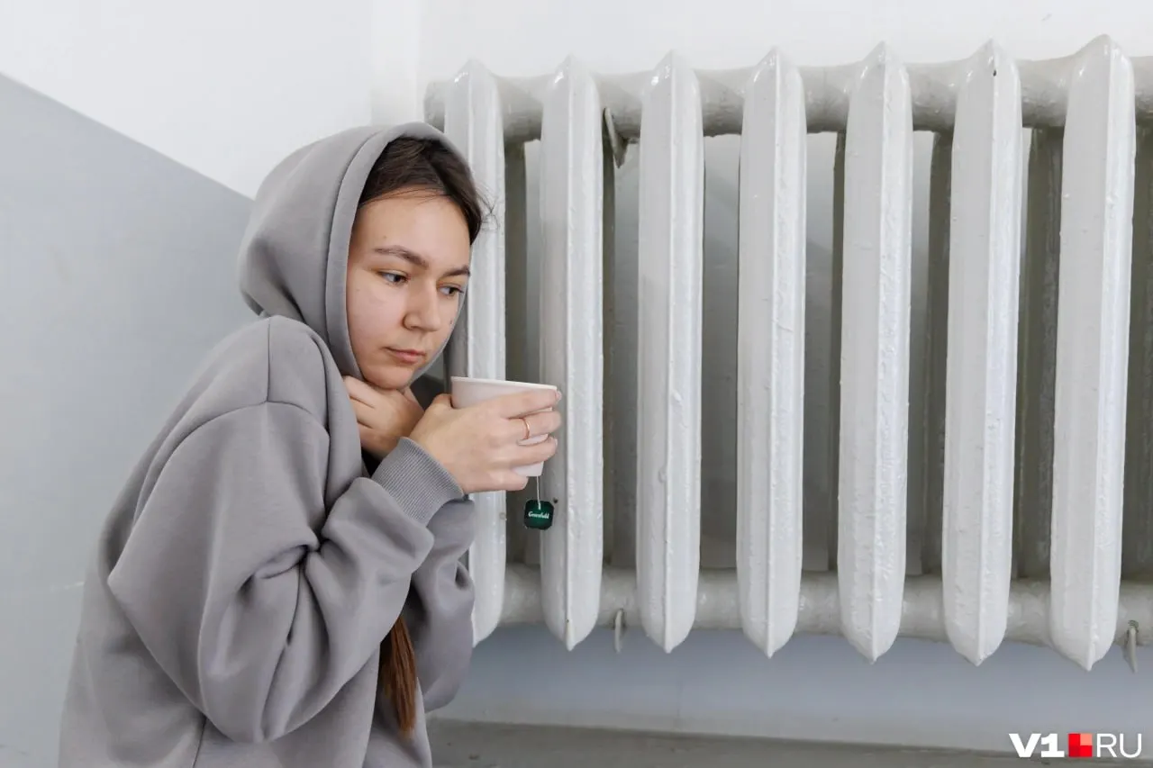 После праздников среднесуточная температура в регионе упала ниже +8 °C, а многие дома остались без отопления — жители массово жалуются на холод и требуют восстановить подачу тепла.