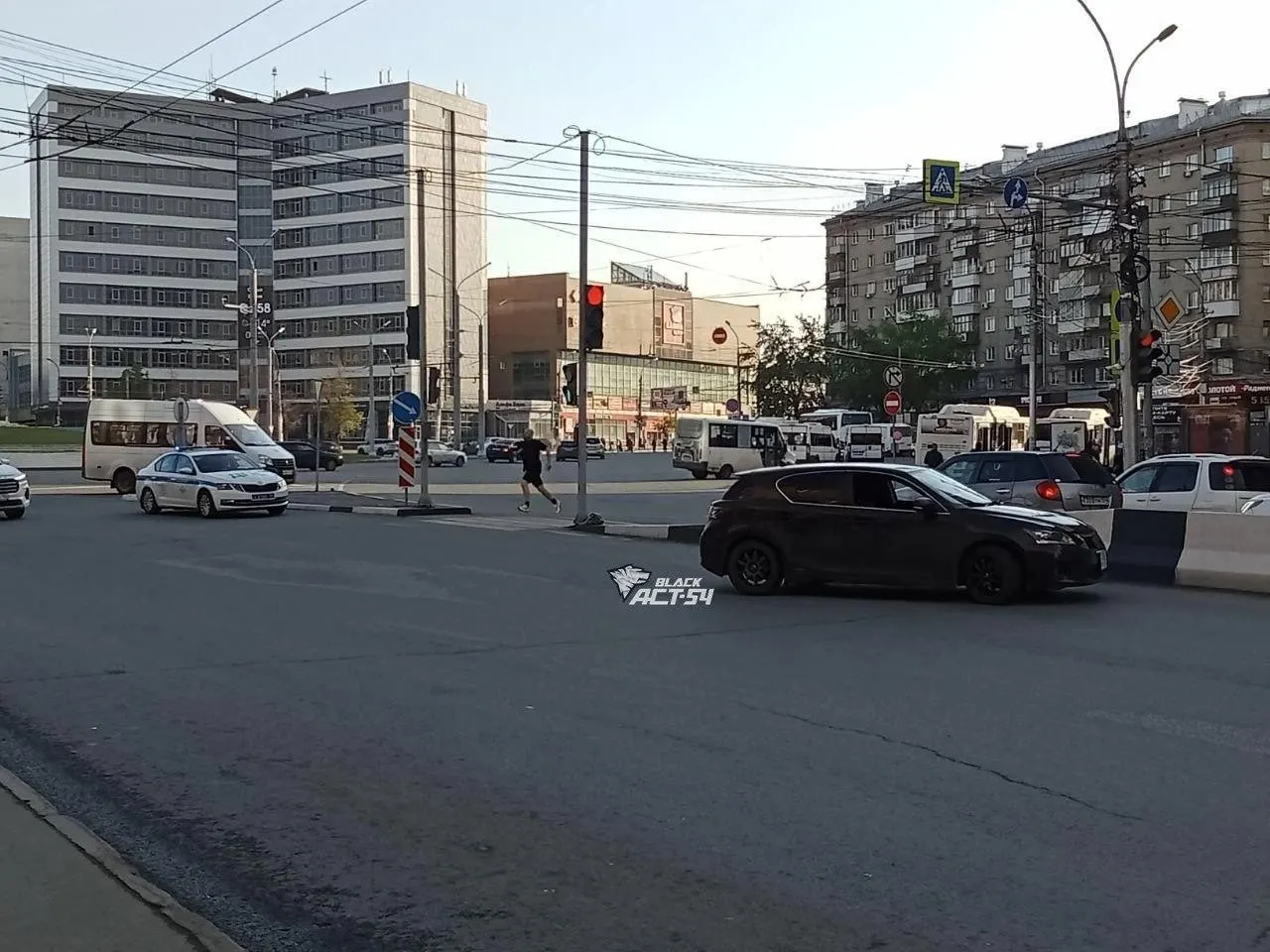 В Новосибирске на площади Калинина автомобиль Lexus сбил девушку. Состояние пострадавшей пока неизвестно, обстоятельства происшествия уточняют.