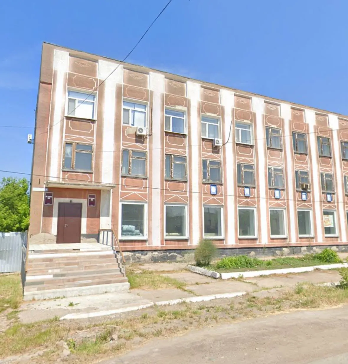 В Черлакской ЦРБ заведующая инфекционного отделения уходит в отпуск с 18 мая и затем планирует выйти на пенсию. Отделение временно приостановят на две недели, пациентов переведут в терапию; главврач ищет замену.