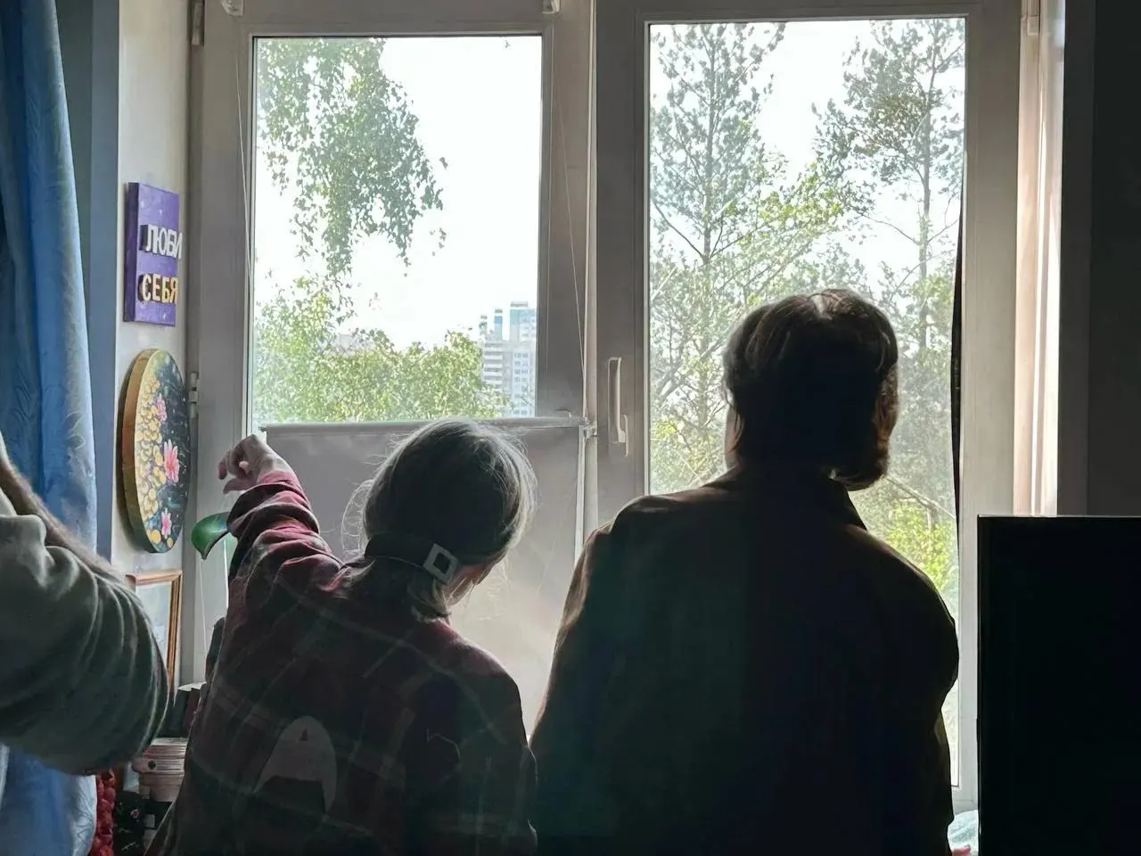 В результате ночной атаки беспилотников в Московской области — разрушения, пожар, одна погибшая в частном доме в Химках, есть пострадавшие и повреждённые квартиры.