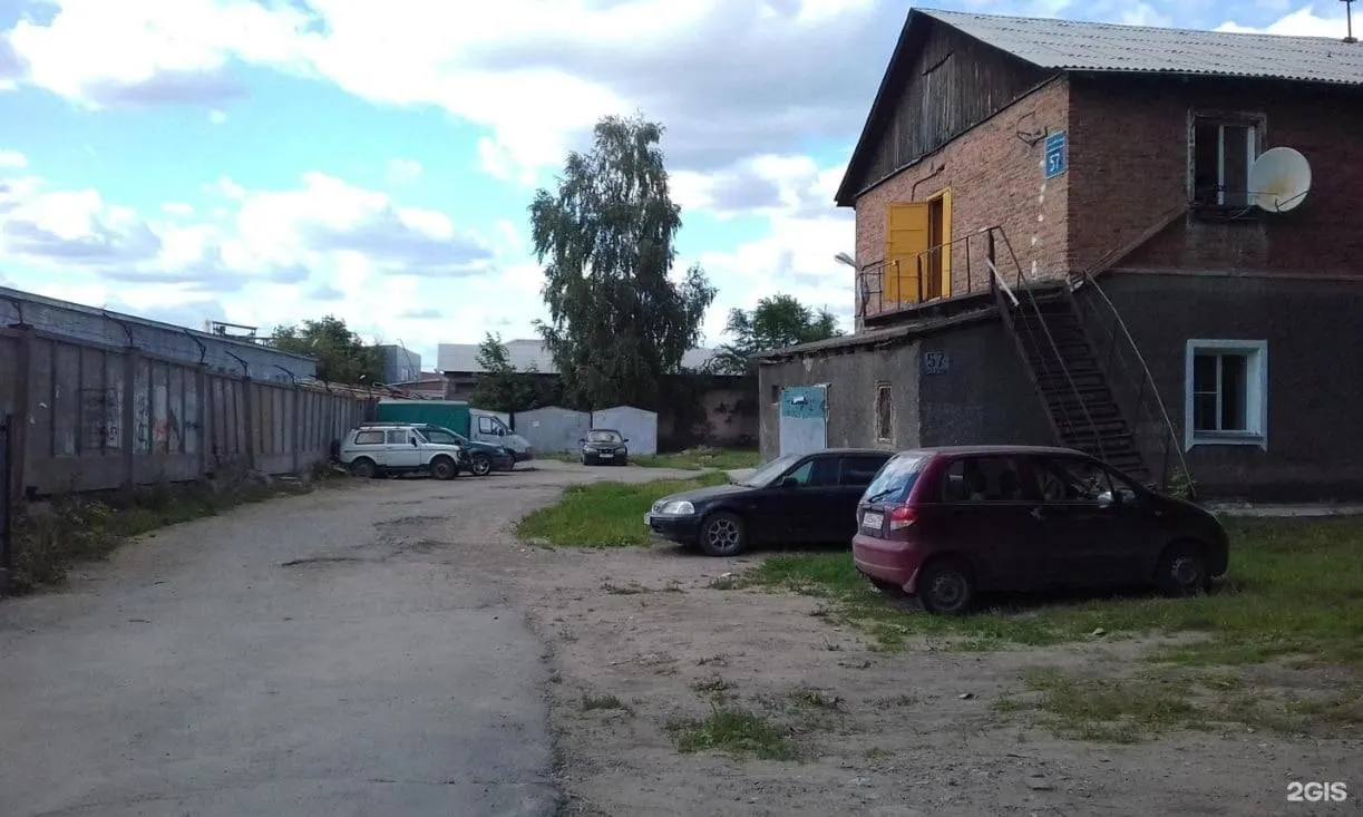 Власти выкупят участок и здание на 2-й Школьной, 57, признанное аварийным в 2022 году. Собственникам предложат выкуп жилья и компенсации за 32 комнаты площадью от 11,3 до 30,1 м².
