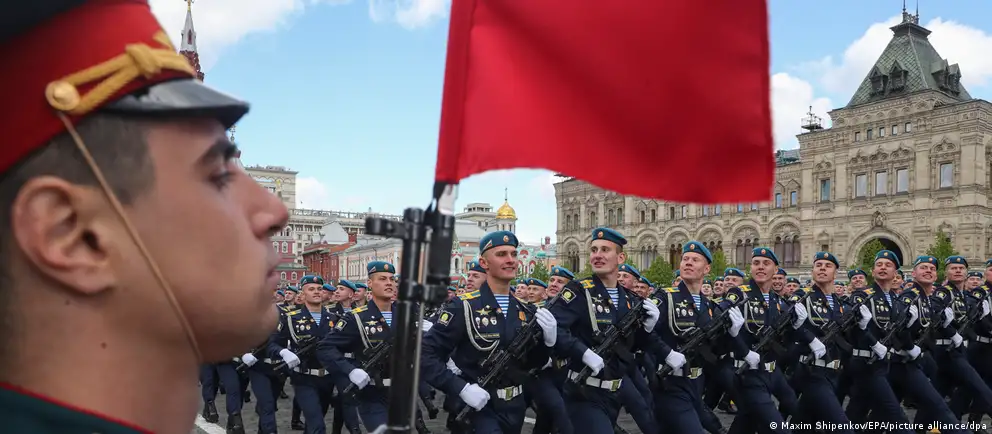 Власти решили сократить демонстрацию военной техники и ряд мероприятий в регионах. Объяснения — от соображений безопасности до задействованности техники на фронте — и возможное влияние на общественное мнение перед выборами.