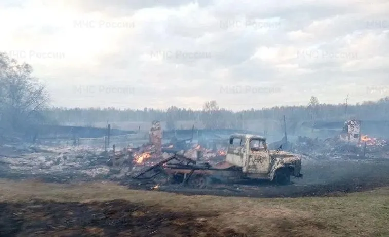 2 мая в селе Новоильинка Шегарского района произошёл пожар площадью около 2,5 тыс. кв. метров; огонь перекинулся на соседние населённые пункты, пострадали дома и нежилые постройки.