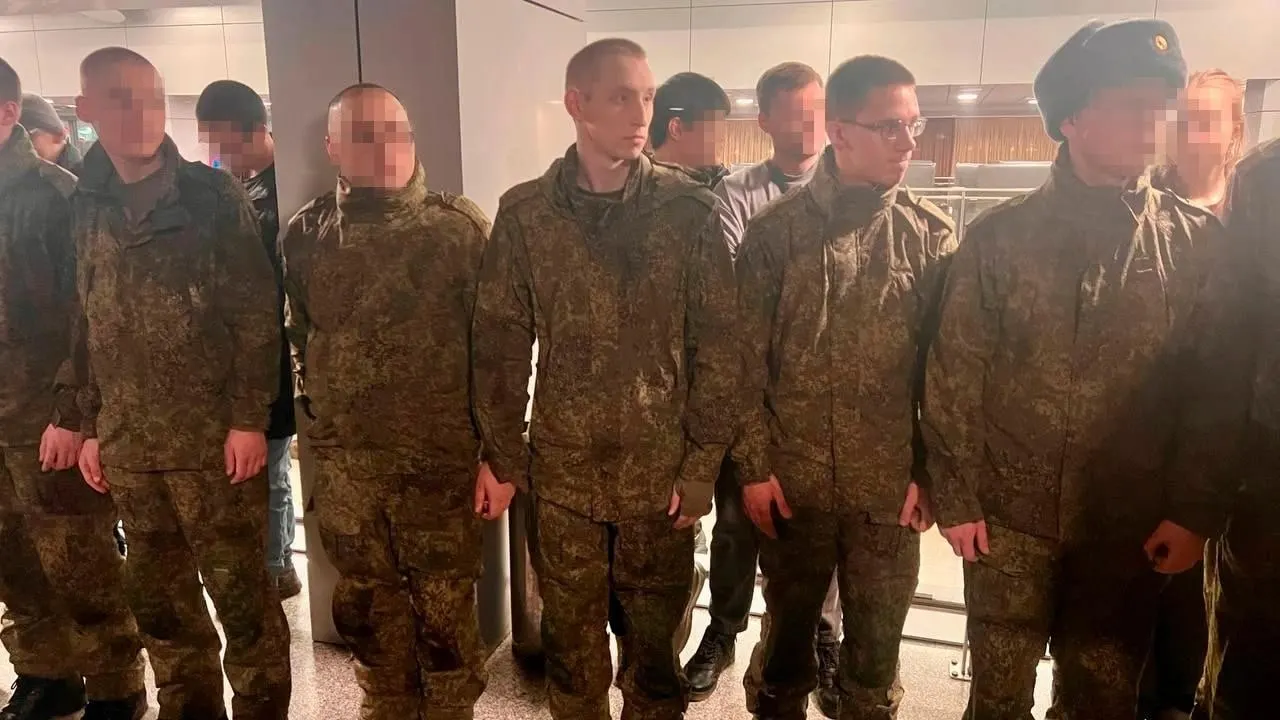 Военная прокуратура добилась возвращения тюменца из подразделения в Ростове-на-Дону. Вместе с ним ещё двое сослуживцев находятся в Забайкальском крае, им вернули деньги за контракт и ожидают приказа о переводе в статус срочников.