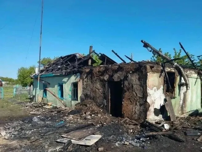 В Омской епархии сообщили, что мужчина ушёл в зону проведения спецоперации в прошлом году и погиб. У погибшей женщины оставались ещё четверо детей — они останутся на попечении бабушки.