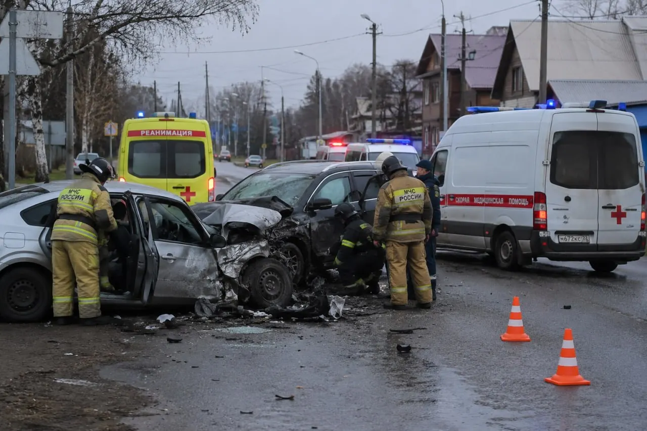 Утром на улице Яминской в Бийске при участии трёх машин пострадала женщина; она скончалась в приёмном покое больницы, полиция выясняет причины ДТП.