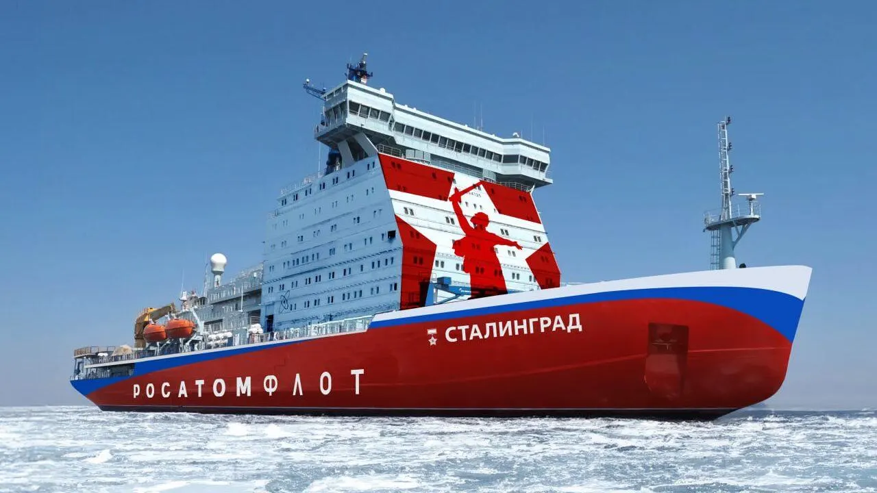 Власти рассматривают введение портового сбора или платы за тонну на Северном морском пути, чтобы докапитализировать строительство ледоколов «Ленинград» и «Сталинград» — возможные поступления оцениваются в сотни миллиардов рублей.