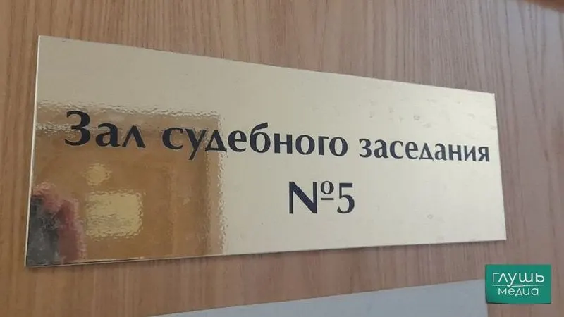 Верховный суд РФ предлагает снизить требование о высшем юридическом образовании для секретарей заседаний: допустить студентов юридических факультетов из‑за дефицита кадров и низких зарплат в судах.