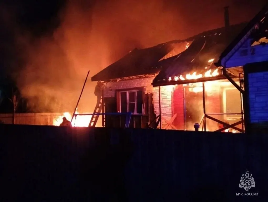 В селе Березовка Первомайского района Алтайского края пожар в бане быстро перекинулся на жилой дом и гараж — площадь возгорания около 180 кв. м. Все жильцы эвакуированы, предварительная причина — перегрев печи.