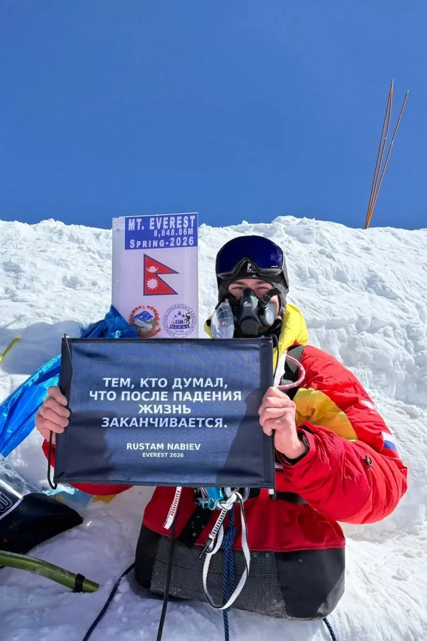 Рустам Набиев, потерявший обе ноги в результате обвала омской казармы, добрался до вершины Эвереста, передвигаясь на руках — он эмоционально отреагировал на своё достижение.