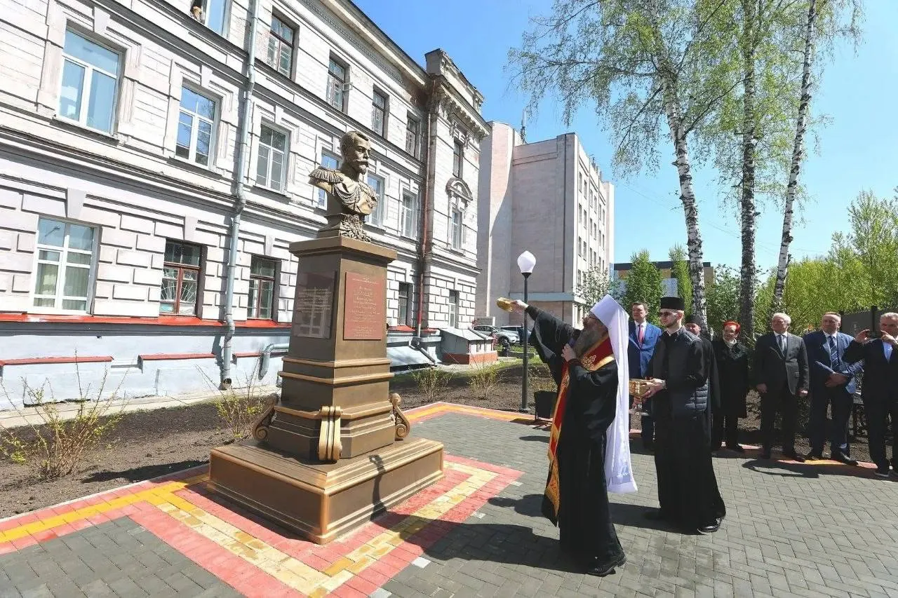 У Томского политехнического университета открыли монумент Николаю II. Мнения горожан разделились: одни отмечают историческую связь, другие критикуют вырубку деревьев и состояние благоустройства вокруг памятника.