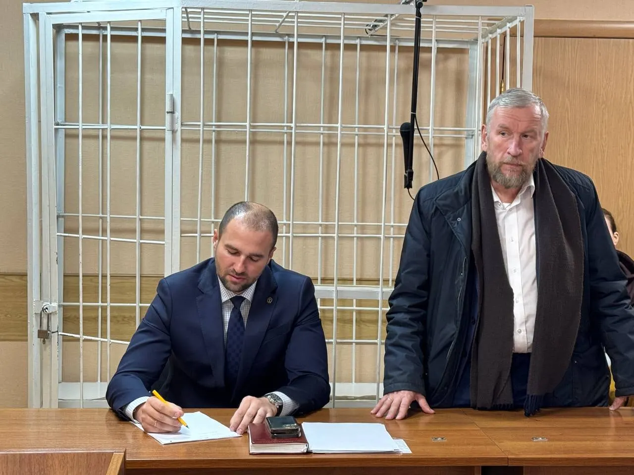 Новосибирский областной суд по апелляции прокуратуры расширил арест активов основателя строительной группы до примерно 1,2 млрд рублей. Предпринимателя обвиняют в мошенничестве и отмывании; следствие называет более 800 потерпевших.