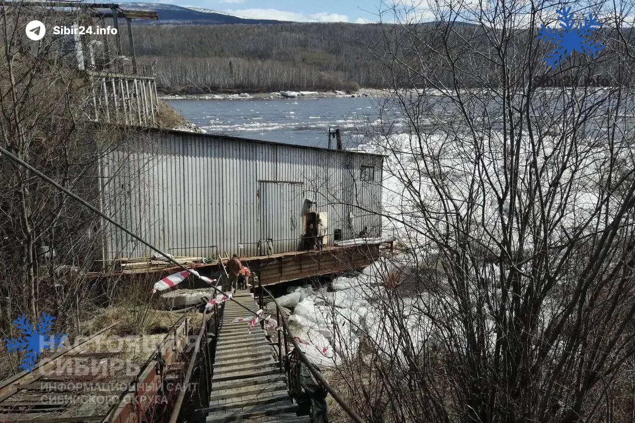 Подачу холодной воды в Бодайбо (Иркутская область) восстановили после коммунальной аварии: из‑за подъёма Витимы плавучую насосную станцию вынесло на берег. Ранее зимой в городе уже были перебои из‑за перемерзших труб.