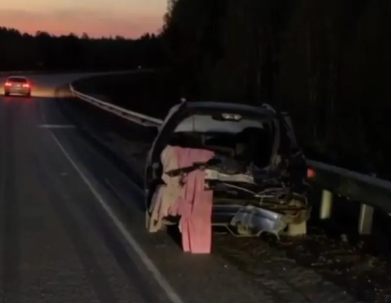 29-летний водитель Toyota потерял управление, выехал на встречную полосу и врезался в ограждение; 45-летний пассажир, не пристёгнутый, скончался на месте.