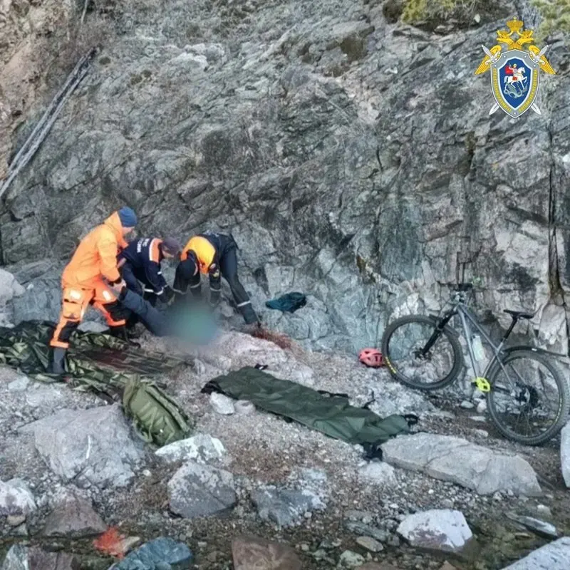 В Иркутской области во время похода на Большой Байкальской тропе мужчина получил травмы при камнепаде и скончался. Следственные органы проводят проверку.