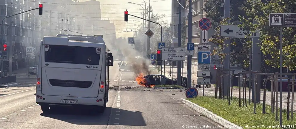 Суд признал четыре предпринимателя виновными в растрате при возведении оборонительных объектов на границе и назначил им сроки от четырёх до шести лет и крупные штрафы; прокуратура добивается взыскания почти миллиарда рублей.