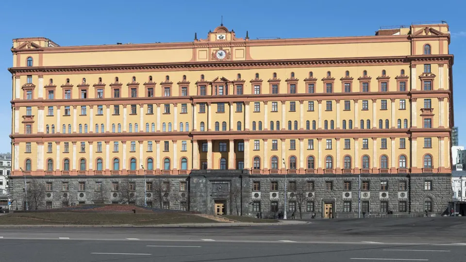 Руководитель Погранслужбы ФСБ заявил о возведении инженерных заграждений и попытках изменить разграничение водных пространств со стороны Финляндии и Эстонии. По его словам, эти действия создают риски конфликтов, и Россия готовится к различным сценариям развития событий на западных границах.