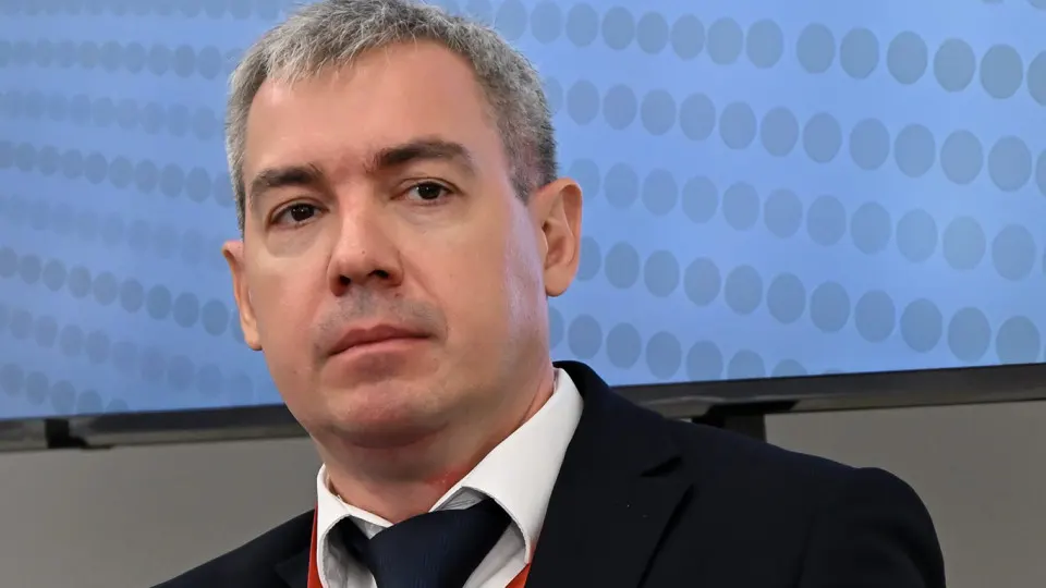 После передачи части функций по интернету под контроль Второй службы ФСБ в Минцифры готовятся кадровые перестановки: несколько замминистров могут уйти в отставку, а также начнётся реорганизация с перераспределением функций и возможным сокращением штата.