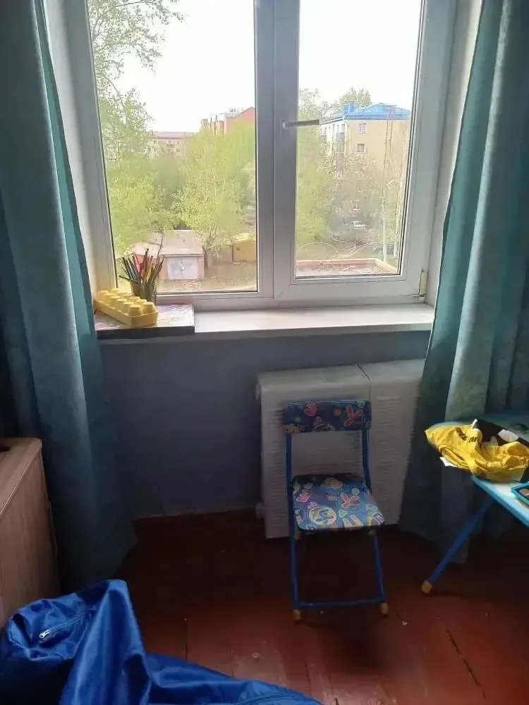 В Омске в двух районах из окон квартир выпали дети. 8-летний мальчик упал с окна на улице Энтузиастов, 3-летний — с четвёртого этажа в Амурском посёлке. Оба госпитализированы.