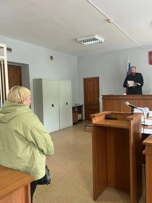 Ленинский районный суд признал 35‑летнюю кондукторку виновной в публичных призывах к экстремистской деятельности и назначил ей год лишения свободы условно. Женщину также внесли в реестр Росфинмониторинга, из‑за чего будут заблокированы её банковские счета.