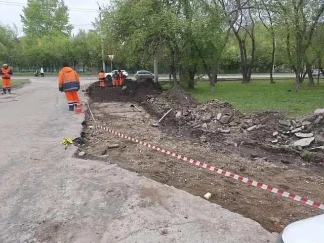 В этом сезоне в городе приводят в порядок пешеходные маршруты: на 13 участках проводят подготовку основания, устанавливают бордюры и укладывают асфальт. По словам мэра, всего должны обновить 40 объектов.