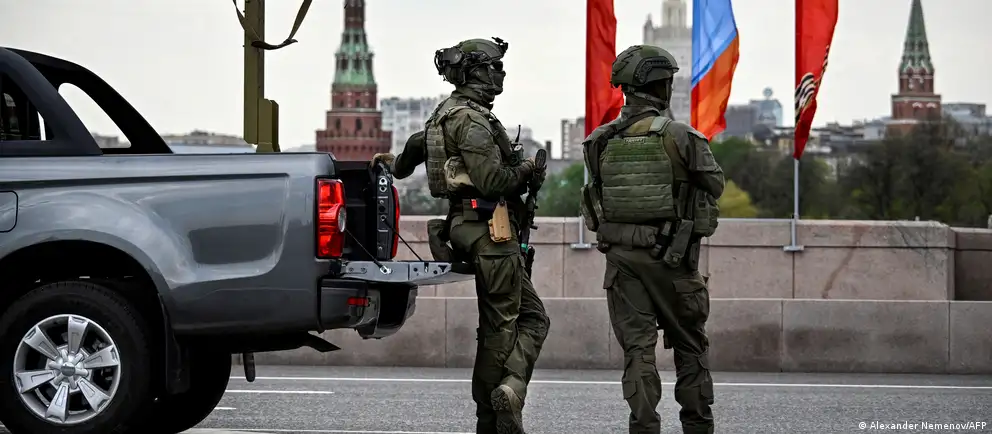 Власти отменили приглашения зарубежным СМИ на торжества в Москве. Парад пройдет в урезанном формате без военной техники, в ряде регионов массовые мероприятия и салюты отменены из‑за соображений безопасности.