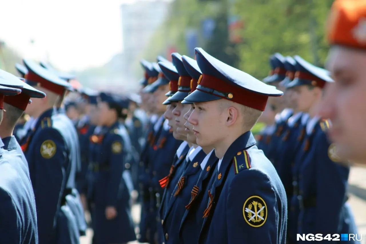 В Новокузнецке прошёл торжественный парад ко Дню Победы: ветераны, кадеты, силовики и горожане прошли по центральным улицам, в том числе с участием военной техники советского периода.